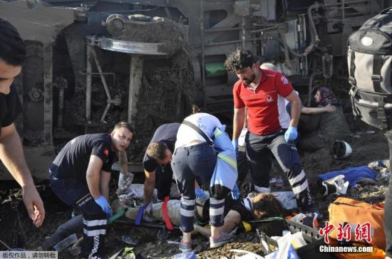 土耳其火车脱轨事故导致24人死亡 数百人受伤