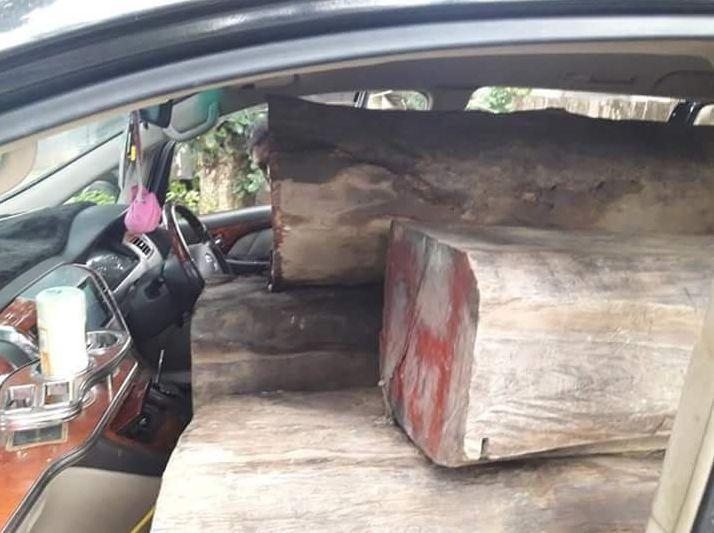 掸邦一私家车内藏1吨多巨大木材，这些人为走私也是拼了！