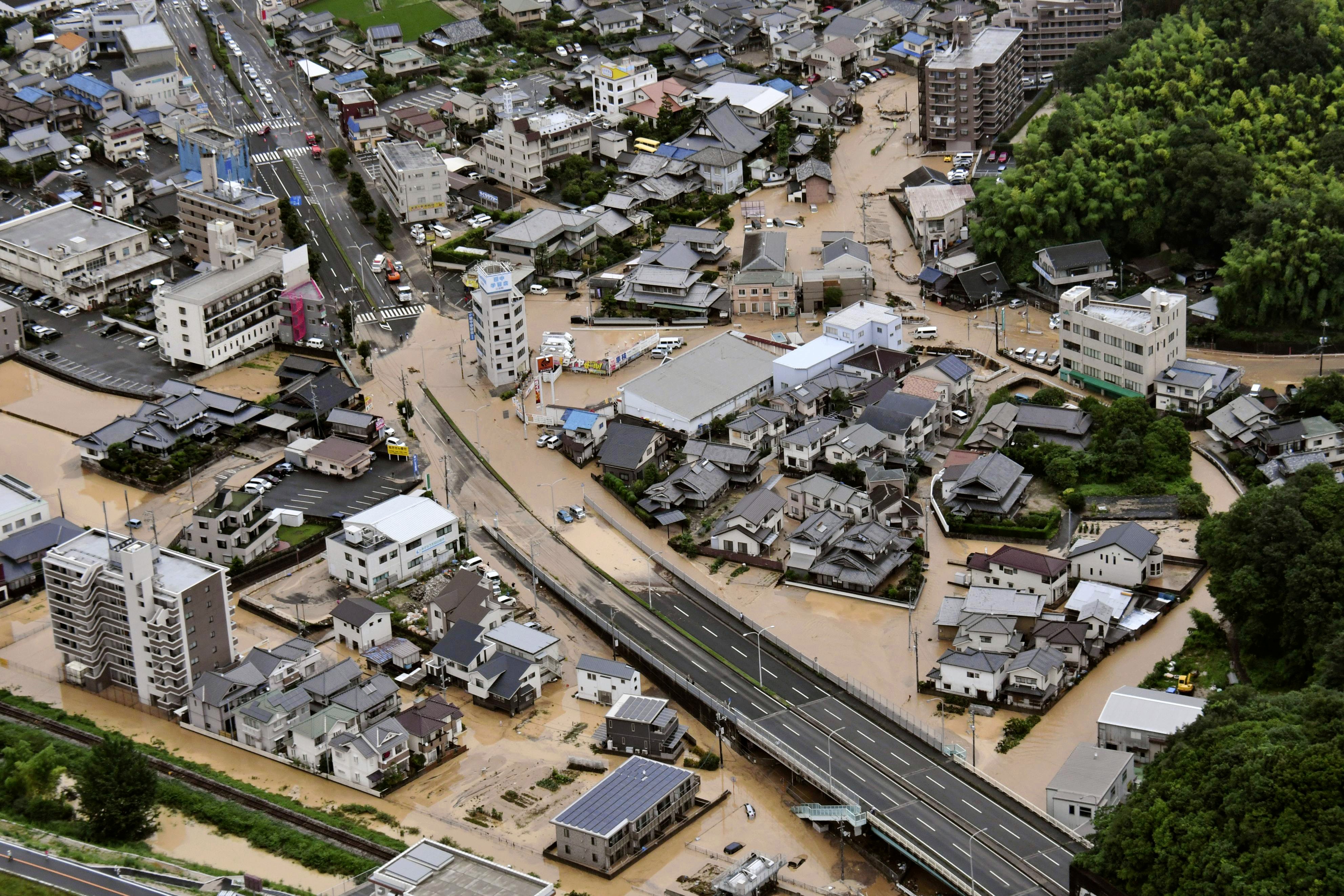 日本雨灾死亡超百：安倍取消出访，加贺号投入救灾
