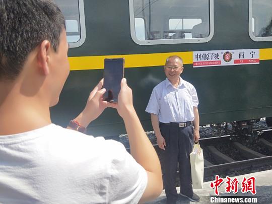 中国原子城红色旅游列车正式开通
