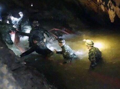 泰国官员：少足队全数救出恐需4天，一名少年被曝情况不佳