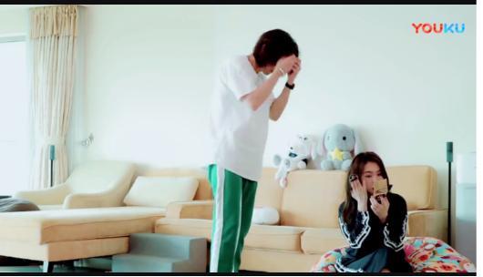 戚薇一家三口录制综艺,李承铉头发太长误认为