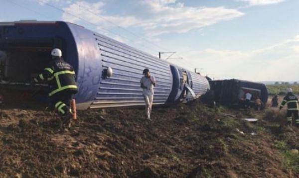 土耳其一载有300多人列车发生脱轨事故，已致10死73伤