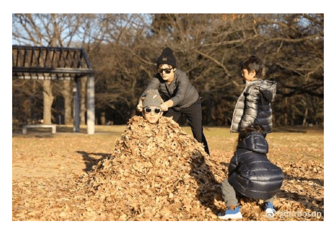 孙俪邓超一家四口外出游玩,他们带着孩子走遍