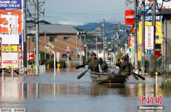 据日媒此前报道称,这波大雨,岐阜县郡上市蛭野从本月3日开始下雨以来,雨量已超过1024.5毫米。其他各地从开始下雨以来,京都府宫津市观测到的雨量466毫米、神户市430毫米、冈山市310.5毫米,约是往年7月一整个月份雨量的2倍至近3倍。图为日本自卫队在仓敷市进行搜救工作。 据日媒此前报道称,这波大雨,岐阜县郡上市蛭野从本月3日开始下雨以来,雨量已超过1024.5毫米。其他各地从开始下雨以来,京都府宫津市观测到的雨量466毫米、神户市430毫米、冈山市310.5毫米,约是往年7月一整个月份雨量的2倍至近3倍。图为日本自卫队在仓敷市进行搜救工作。