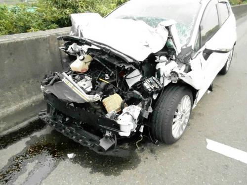 台湾高速上轿车追撞半挂车 致轿车上5女受伤
