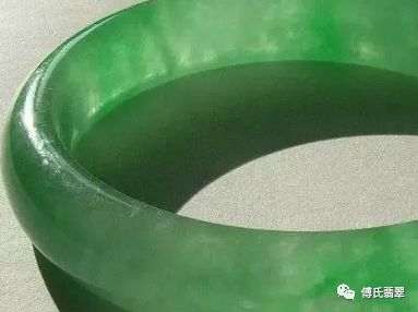 八三玉是b货翡翠的别称,其名称来历有各种说法,出处不详