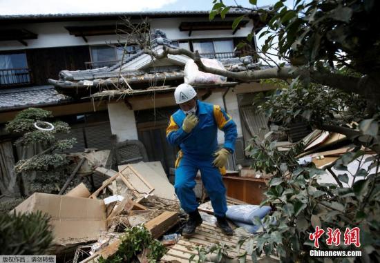 日本暴雨致156人死数十人失踪 一匹马躲屋顶幸免于难