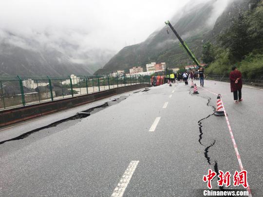 国道213线汶川雁门段路面塌陷 禁止车辆通行