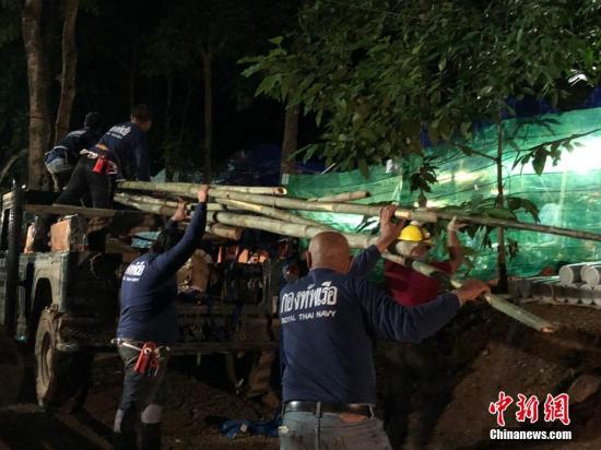 泰国被困洞穴第9名少年安全出洞 送往医院进行检查