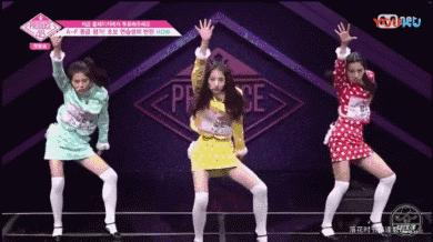 另一位中国妹子是王珂,与同公司的两名成员跳了一支日本很火的搞笑舞