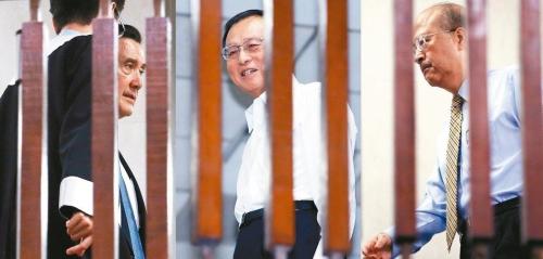 台北地检署侦办“三中案”及国民党“贱卖”党产案期间,以被告身份被传唤的马英九(左起)、张哲琛、汪海清。台湾《联合报》资料图 台北地检署侦办“三中案”及国民党“贱卖”党产案期间,以被告身份被传唤的马英九(左起)、张哲琛、汪海清。台湾《联合报》资料图