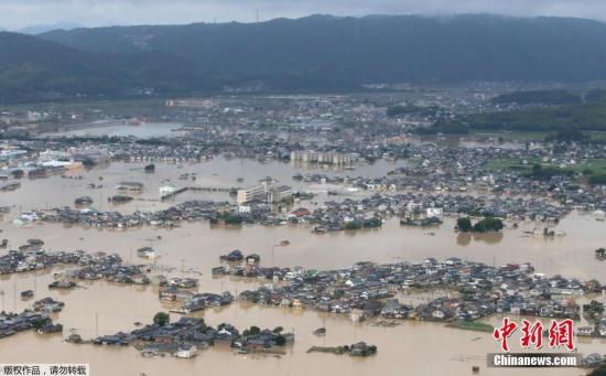 当地时间7月8日,日本冈山县仓敷市大面积被淹,航拍画面显示,众多民宅被洪水围困。日本连日来的暴雨灾情,已经造成70人死亡,在北陆到九州地区的23个府县,总计向约190万户的约430万人发出了疏散指示或建议。 当地时间7月8日,日本冈山县仓敷市大面积被淹,航拍画面显示,众多民宅被洪水围困。日本连日来的暴雨灾情,已经造成70人死亡,在北陆到九州地区的23个府县,总计向约190万户的约430万人发出了疏散指示或建议。