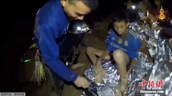 泰国13人被困洞穴17天终获救 送往医院进行全面检查