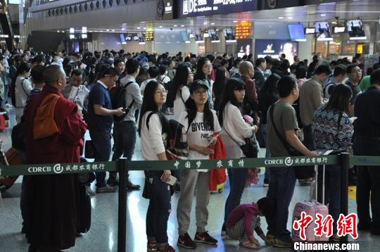 成都机场迎暑运客流高峰 日均出港旅客7.3万人次