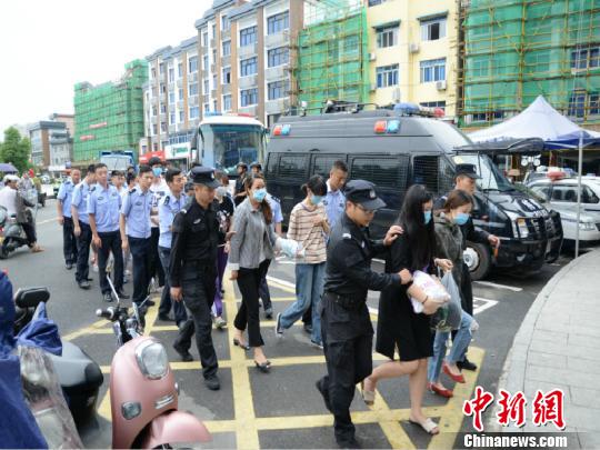 庆元警方分赴福建、庆元两地，捣毁网络赌博窝点4个，抓获犯罪嫌疑人17名　张伟　摄