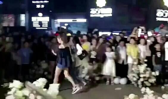 抖音超火求婚被拒视频,女孩遭网友争议,知道真