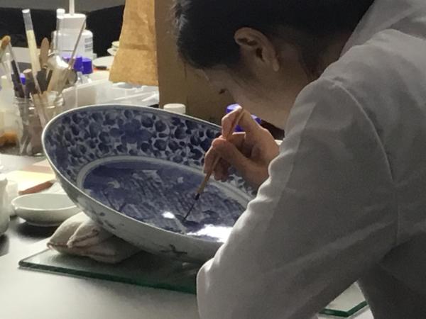 看台北故宫如何采用传统技法修复受损的日本伊万里瓷盘