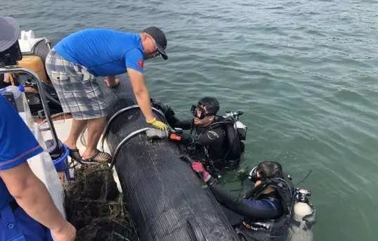 秦皇岛志愿者负重30公斤潜入海底，清理近海垃圾