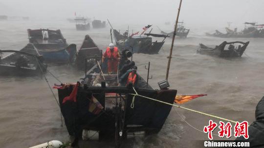 与台风“玛莉亚”赛跑 消防官兵冒险营救受困渔民(图)