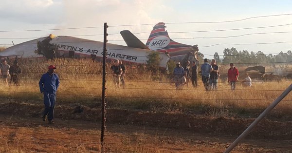 南非首都附近一架飞机坠毁，造成至少19人受伤