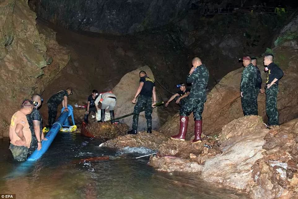奇迹!泰国12名足球少年被困洞穴18天,终获救!