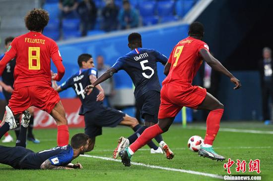 北京时间7月11日凌晨，2018俄罗斯世界杯第一场半决赛在圣彼得堡体育场打响，由“高卢雄鸡”法国迎战“欧洲红魔”比利时。这是一场身价高达18亿欧元的对决，被称为“提前上演的决赛”，最终法国人笑到了最后。凭借乌姆蒂蒂的进球，法国队1：0战胜比利时队，成为第一支晋级决赛的队伍。他们将与英格兰与克罗地亚的胜者争夺大力神杯。 中新社记者 田博川 摄