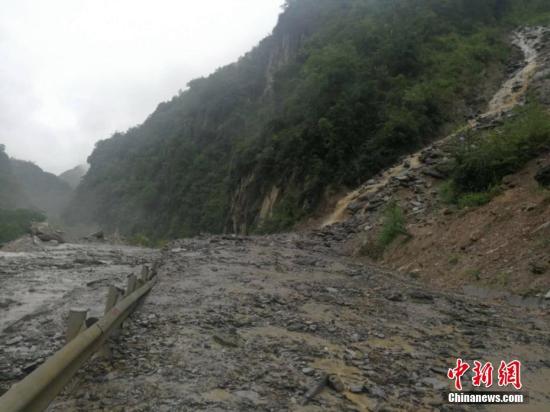 特大泥石流致川藏公路西藏段交通中断