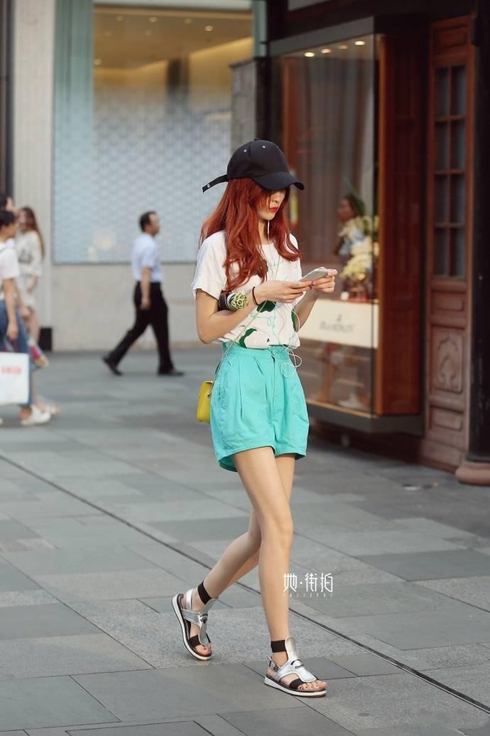 成都街拍丨同样好身材的闺蜜,走在路上一定是回头率爆