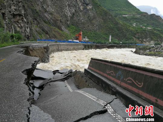 四川茂县境内两条要道受持续降雨影响道路中断