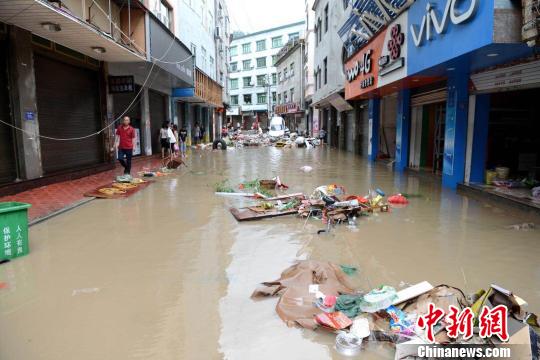 福建霞浦乡镇遭海水倒灌 店主乐观称“人没事就好”