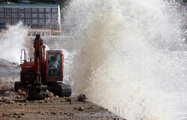 “玛莉亚”致浙江沿海出现大风暴雨 35.8万人已被转移