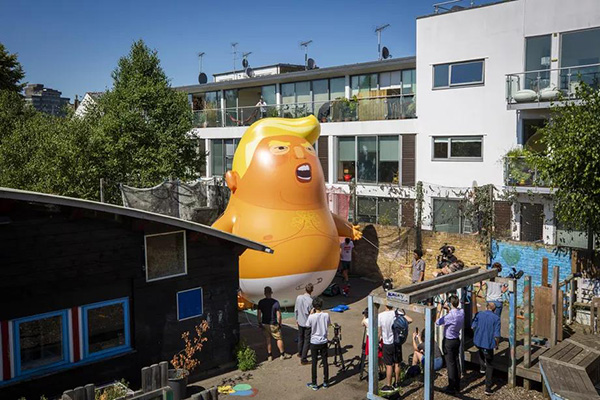 英国人放“特朗普气球”抗议其到访 美使馆发安全提醒