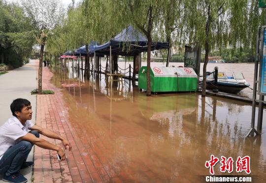 黄河兰州段迎来主汛期 河水上涨漫过局部河岸