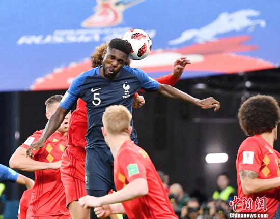 2018俄罗斯世界杯法国战胜比利时 挺进决赛。图为乌姆蒂蒂头球破门瞬间。中新社记者 毛建军 摄