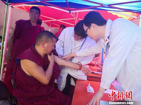 北京各大医院医疗专家走进甘肃甘南藏区寺院义诊