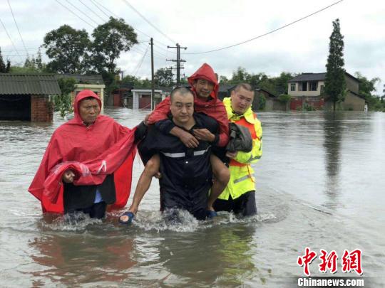 四川德阳警方全力开展强降雨灾情处置救援