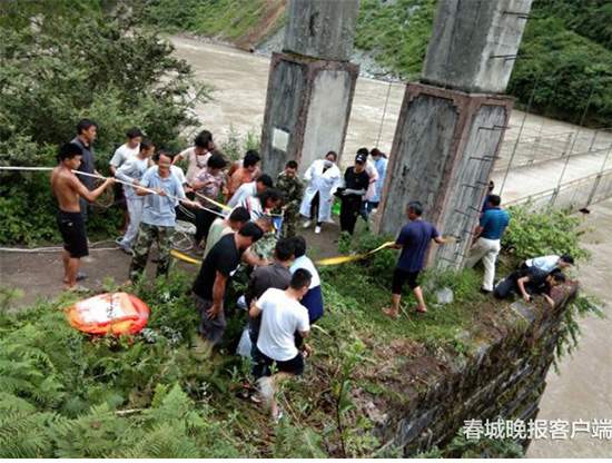 云南怒江两游客索桥边拍照失足坠崖 警察紧急施救