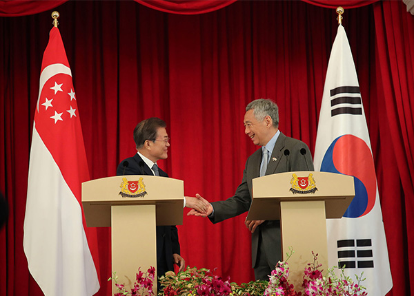 韩国总统时隔15年再访新加坡，文在寅：争取今年签终战协定