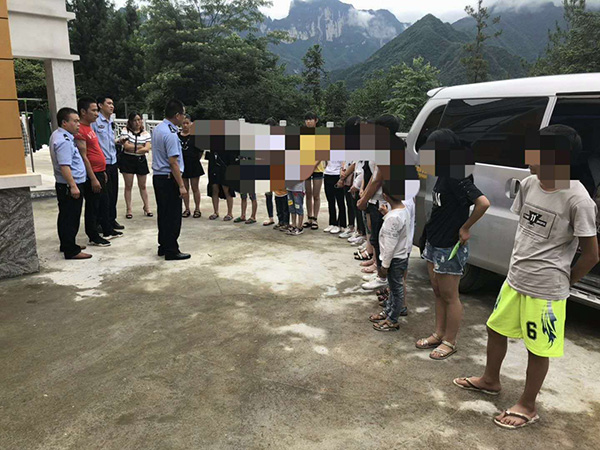 30名小孩挤两辆面包车去浙江，严重超员被恩施公安送回家
