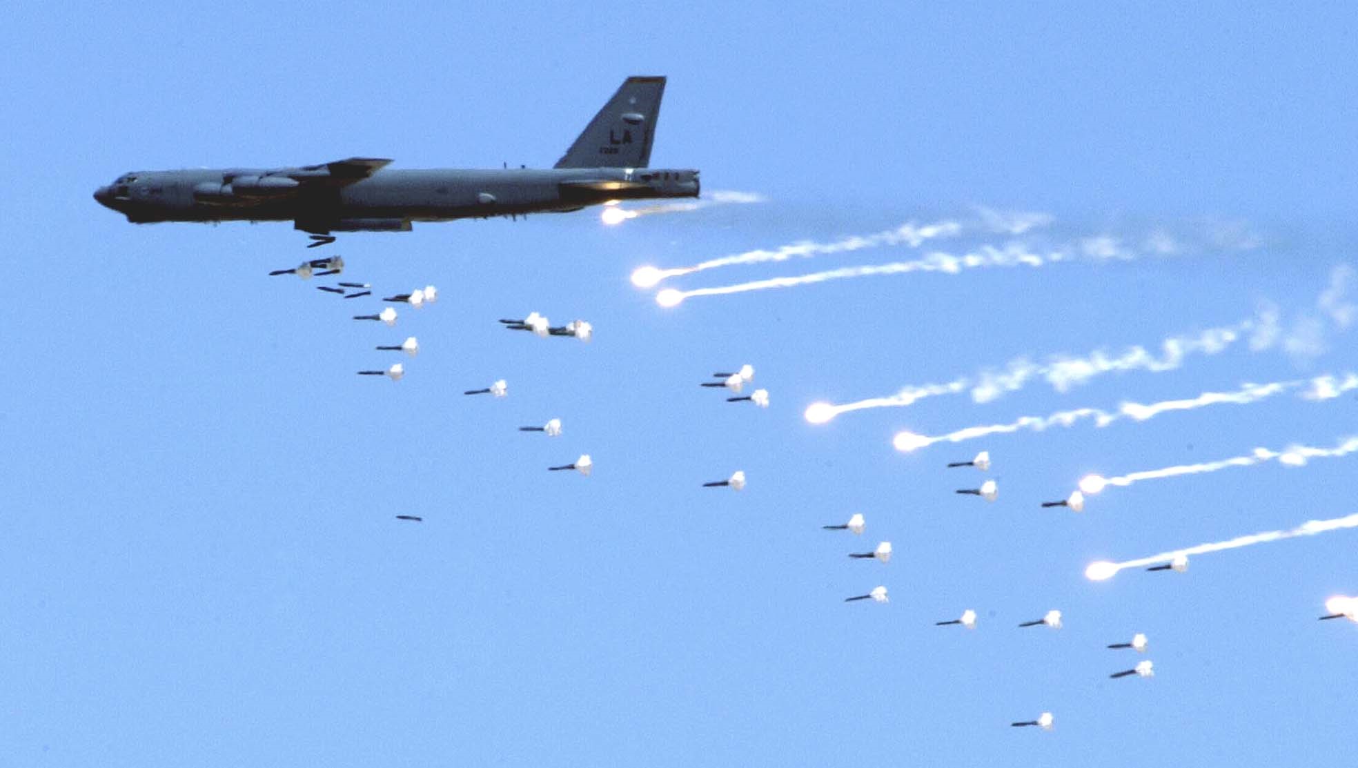 美军欲升级B-52使其挂“炸弹之母”并再延寿三十年