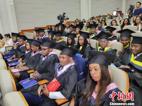 24名赤道几内亚留学生毕业 校企联合培养输送中国技术