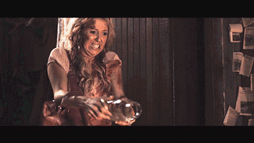 打斗的过程中,卷发男用煤油灯砸熊二,被熊二躲过,直接砸到了同伴身上