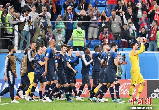 真?高卢雄鸡 法国球迷带公鸡来世界杯为球队助威