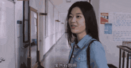 她的灵动体现在方方面面,一颦一笑,一个动作,或者一个眼神,都是少女感