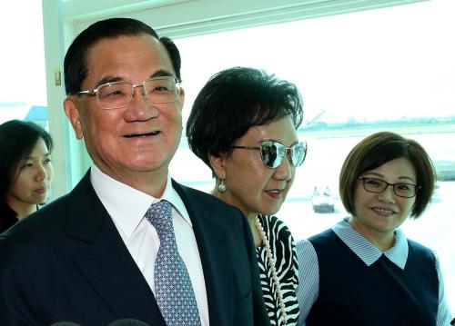 国民党前主席连战夫妇(左及左二)12日上午率团启程前往大陆参访。台湾《联合报》记者陈嘉宁摄影 