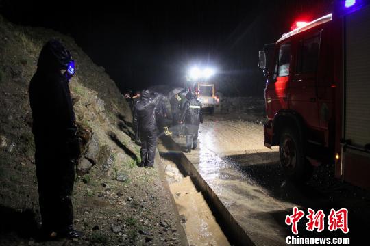 川藏公路西藏尼木段因泥石流交通阻断