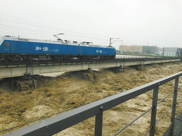 洪水围攻涪江铁路桥，两列4千吨重车压梁6小时抗洪峰保大桥