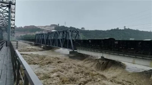 涪江大桥“火车压梁”幕后：司机都是90后，车上呆了5小时