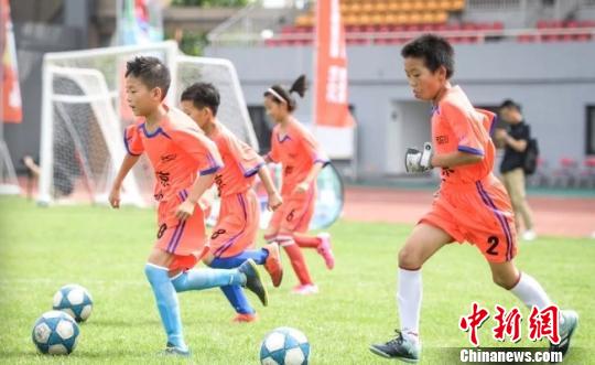 青少年校园足球夏令营在京开营